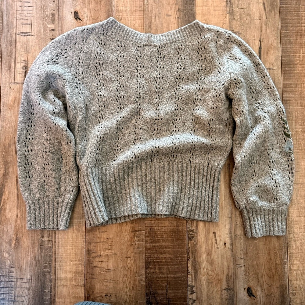 Abercrombie Kids Girls Gray Eyelet Knit Pullover Sweater 7/8 Embroidered Sleeve